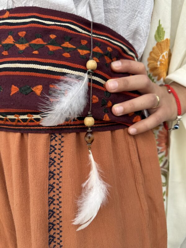 Bi_Classe grigri plume de poule Sussex herminée fabriqué par zenandjock